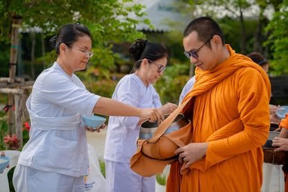 ญาติโยมใส่บาตรพระภิกษุ