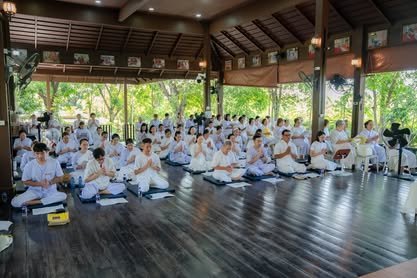 ผู้ปฏิบัติธรรมในศาลา