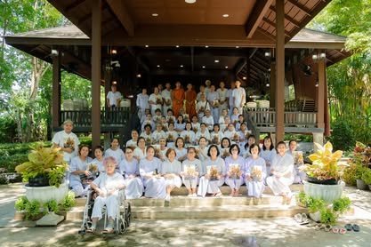 ภาพหมู่ผู้ปฏิบัติธรรมหน้าศาลา
