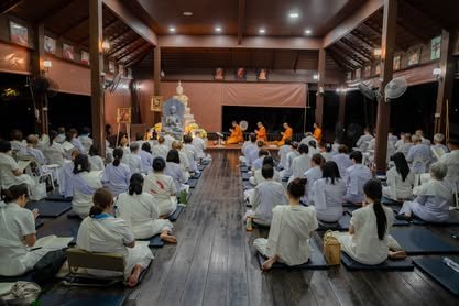 ผู้ปฏิบัติธรรมนั่งสมาธิในศาลา