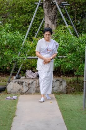 ผู้ปฏิบัติธรรมเดินจงกรมในสวนของวัด